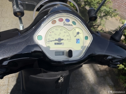 Vespa LX 50 zwart
